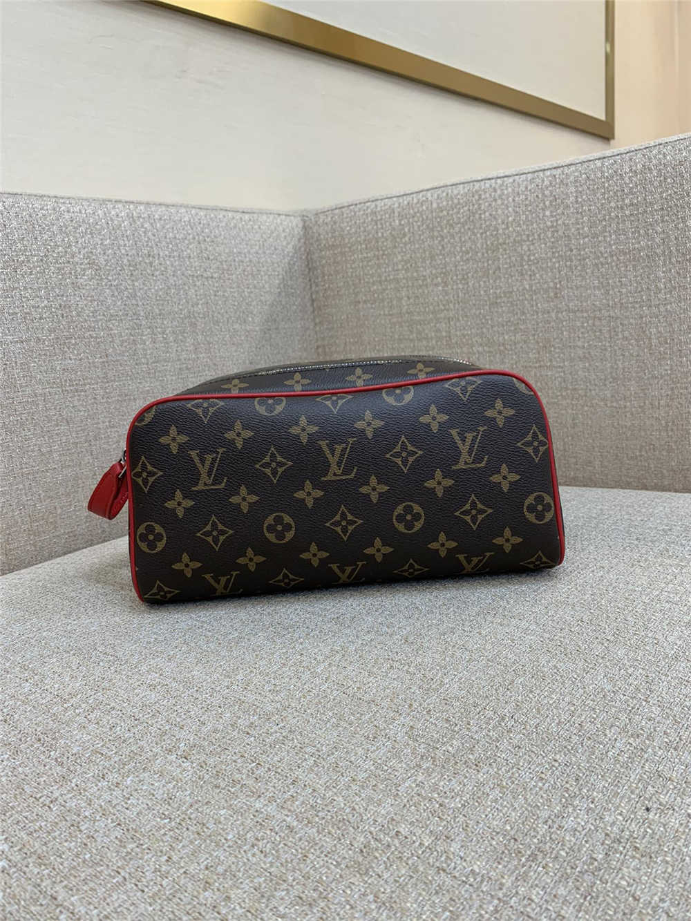 Louis Vuitton DOPP KIT M12641  size：28x15x16.5cm 2025 new 